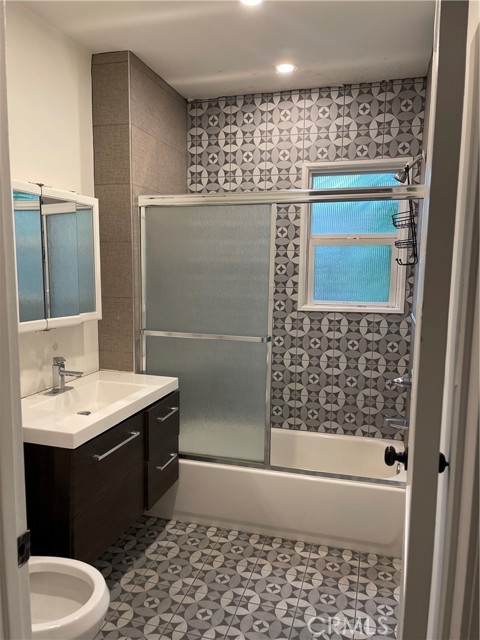 6529 Aura Avenue, Reseda CA: https://media.crmls.org/medias/30df9c4f-b2bb-4d6f-817e-5da3fb2901af.jpg