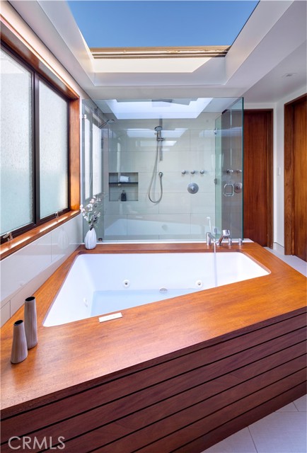 Jetted tub with open skylight