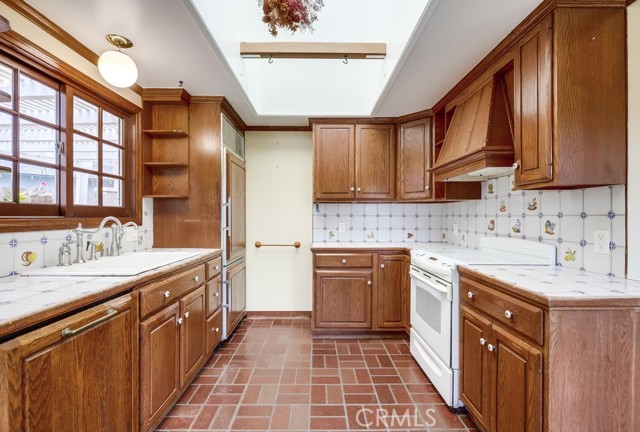 2144 Iris Place, Costa Mesa CA: https://media.crmls.org/medias/30e1a1ca-d367-4c5f-8f9f-0b7770b364cd.jpg
