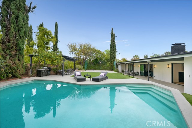 18839 La Amistad Place, Tarzana CA: https://media.crmls.org/medias/30e1fc4b-d724-4341-825d-acfe440a2afb.jpg