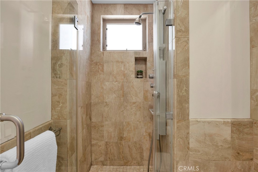 https://media.crmls.org/medias/30e34ce3-3cde-4feb-87eb-aa05b140413e.jpg?preset=X-Large