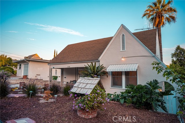 Detail Gallery Image 3 of 24 For 3728 Roderick Rd, Los Angeles,  CA 90065 - 3 Beds | 2 Baths