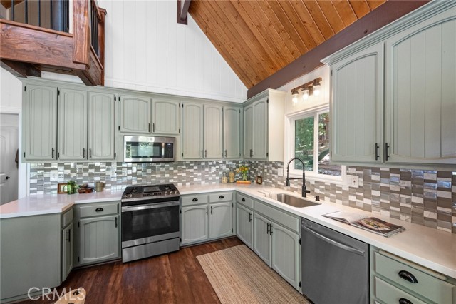 Detail Gallery Image 6 of 29 For 635 Grass Valley Dr, Lake Arrowhead,  CA 92352 - 3 Beds | 2 Baths