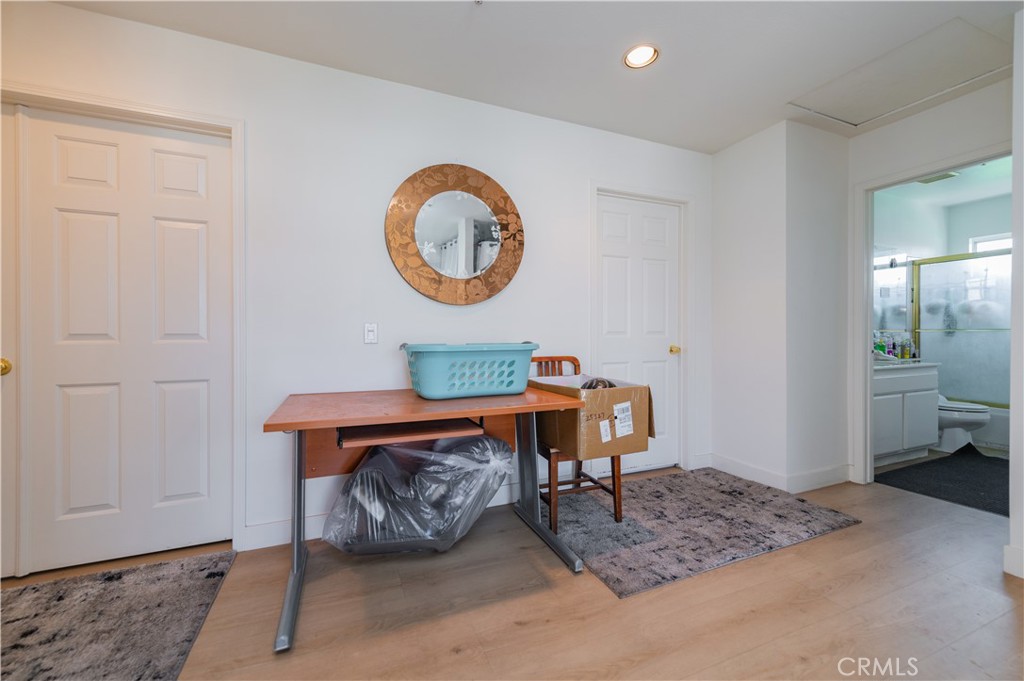 https://media.crmls.org/medias/30e98905-41ec-408d-8a2d-519e83a56f4c.jpg?preset=X-Large