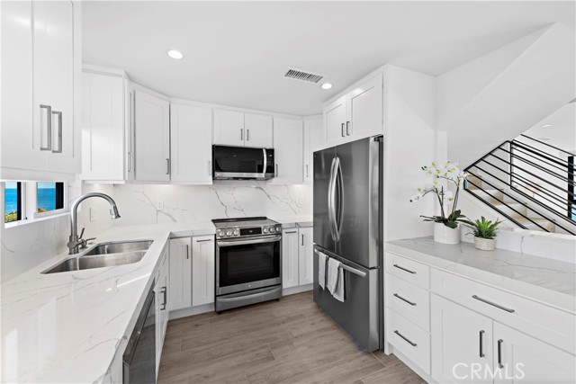 Detail Gallery Image 13 of 41 For 51 Blue Lagoon, Laguna Beach,  CA 92651 - 3 Beds | 3 Baths