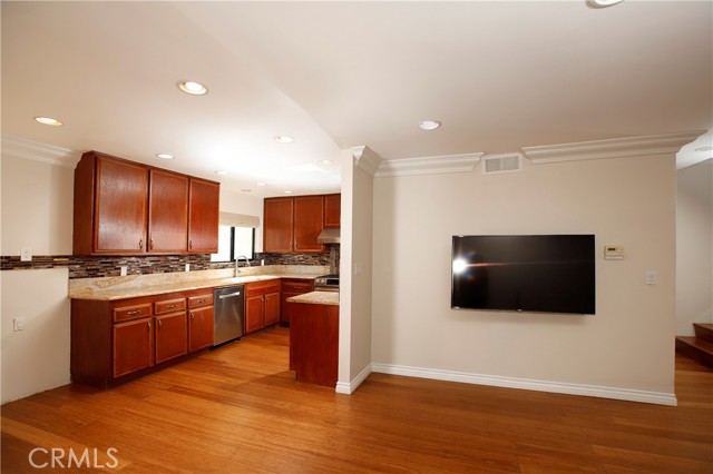 Detail Gallery Image 8 of 23 For 400 W Riverside Dr #2,  Burbank,  CA 91506 - 3 Beds | 2/1 Baths