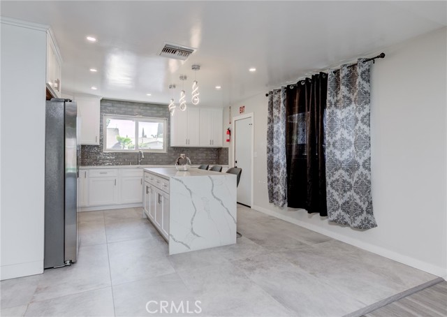Detail Gallery Image 10 of 51 For 19847 Arminta St, Winnetka,  CA 91306 - 5 Beds | 3 Baths
