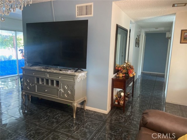 9017 Arrington Avenue, Downey CA: https://media.crmls.org/medias/30fab918-b70b-4860-a89b-fe51e2206fed.jpg