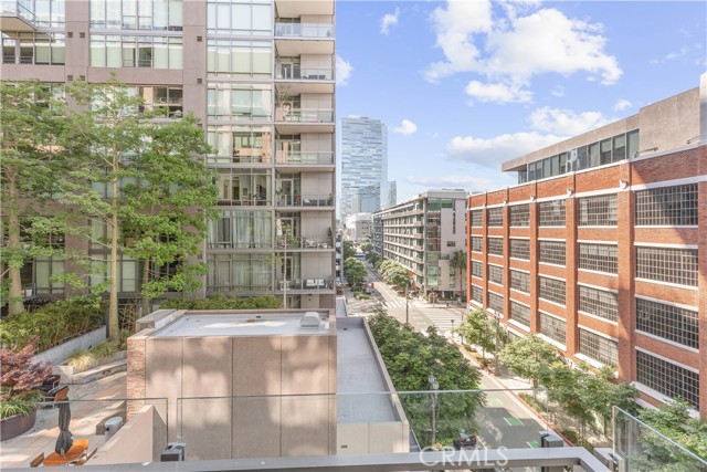 1111 S Grand Avenue, Los Angeles CA: https://media.crmls.org/medias/30fcd5a3-32bf-4b94-91a1-3e7f58bae072.jpg
