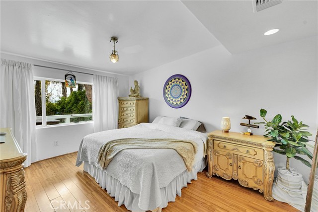2025 Navy Street, Santa Monica CA: https://media.crmls.org/medias/30fe297b-df92-41ba-bc29-83cca03aa3fa.jpg