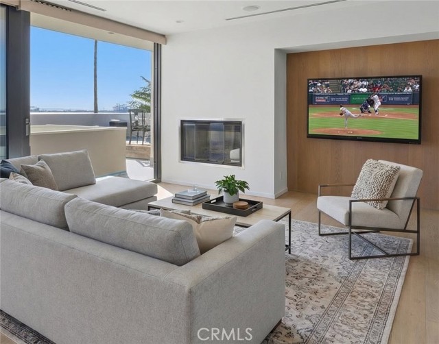 Detail Gallery Image 9 of 16 For 2767 E Ocean, Long Beach,  CA 90803 - 5 Beds | 4 Baths