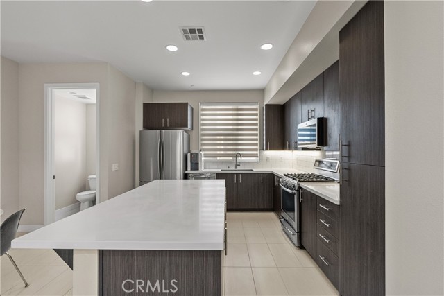 Detail Gallery Image 17 of 41 For 2753 Waverly Dr #705,  Los Angeles,  CA 90039 - 2 Beds | 3 Baths