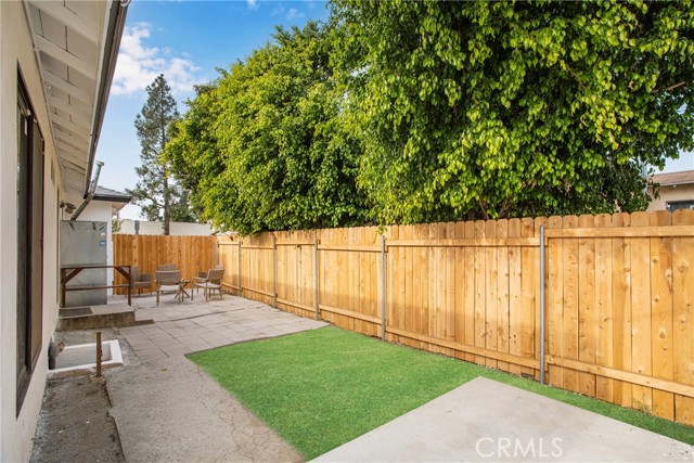 Detail Gallery Image 17 of 21 For 7512 Woodley Ave, Van Nuys,  CA 91406 - 4 Beds | 2 Baths