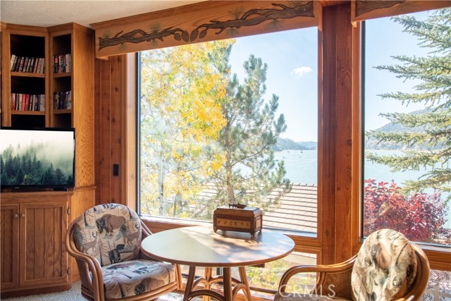 Detail Gallery Image 10 of 49 For 39451 Lake Dr, Big Bear Lake,  CA 92315 - 4 Beds | 3 Baths