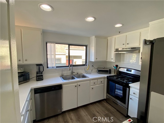 17722 Sergio Cir, Huntington Beach CA: https://media.crmls.org/medias/310b90df-9022-46c0-ba97-d928fed86a2e.jpg