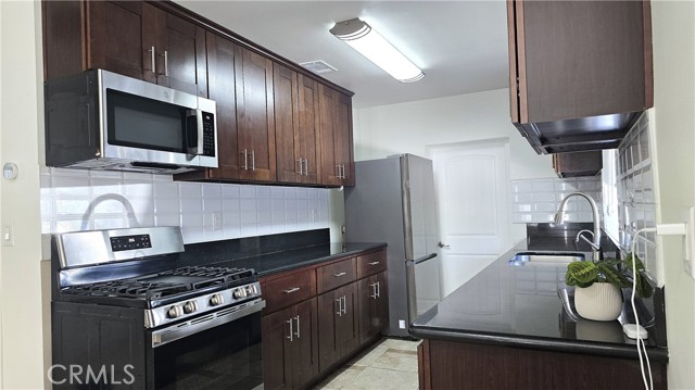 Detail Gallery Image 6 of 29 For 6704 Rhea Ave, Reseda,  CA 91335 - 3 Beds | 2 Baths