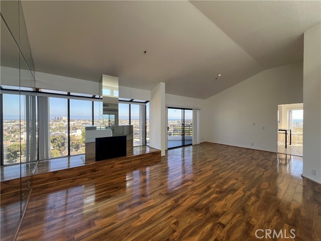 270 Cagney Lane, Newport Beach CA: https://media.crmls.org/medias/310e22ab-709f-4a62-bfc2-90b8e378076a.jpg