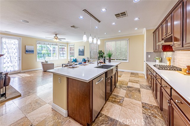 Detail Gallery Image 15 of 62 For 17730 Wren Dr, Canyon Country,  CA 91387 - 5 Beds | 3 Baths
