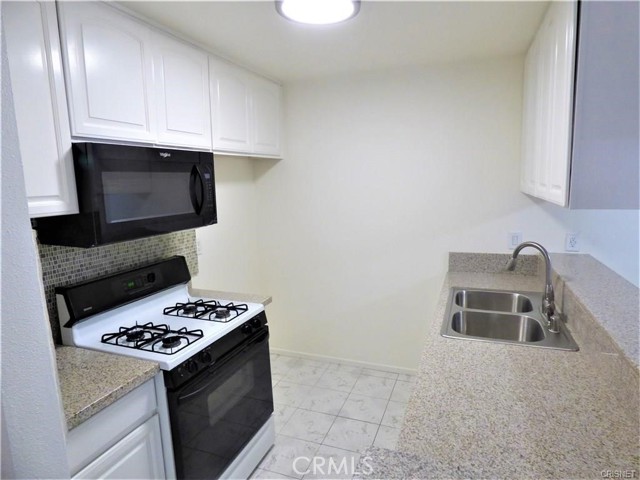 Detail Gallery Image 3 of 11 For 8601 International, Canoga Park,  CA 91304 - 2 Beds | 1 Baths