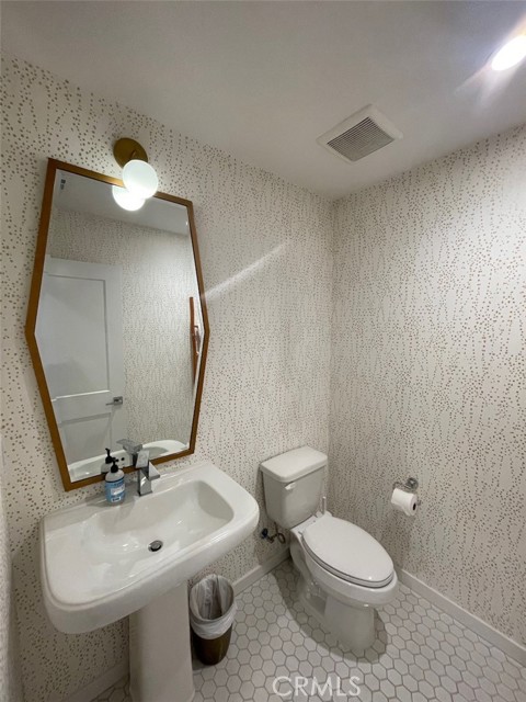 Detail Gallery Image 8 of 19 For 1211 Winslow Dr, Newport Beach,  CA 92660 - 2 Beds | 2/1 Baths