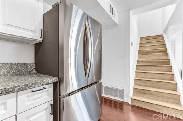 Detail Gallery Image 5 of 17 For 6155 Reseda Blvd #4,  Tarzana,  CA 91335 - 3 Beds | 2 Baths