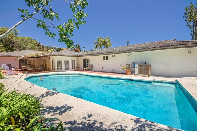 Detail Gallery Image 14 of 75 For 1801 Greenbriar Rd, Glendale,  CA 91207 - 3 Beds | 3 Baths