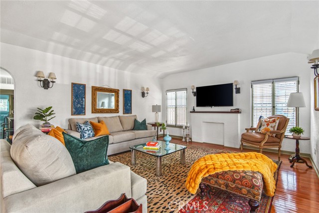 Detail Gallery Image 4 of 38 For 8246 4th St, Los Angeles,  CA 90048 - 2 Beds | 2 Baths