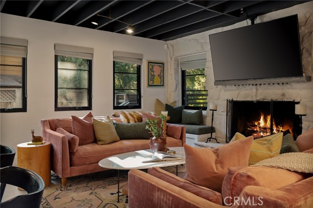 Detail Gallery Image 3 of 30 For 252 Crest Cir, Lake Arrowhead,  CA 92352 - 3 Beds | 2 Baths