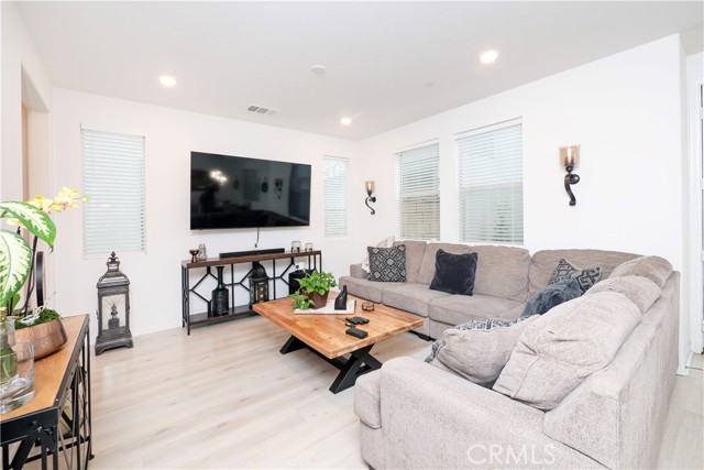 Detail Gallery Image 6 of 69 For 16657 Snowdrop Ln #2,  Fontana,  CA 92336 - 4 Beds | 3 Baths