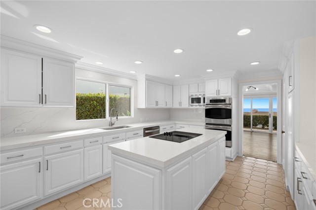 4519 Camden Drive, Corona del Mar CA: https://media.crmls.org/medias/3126ebd6-3ac5-4433-bd41-d89d68ab9da7.jpg
