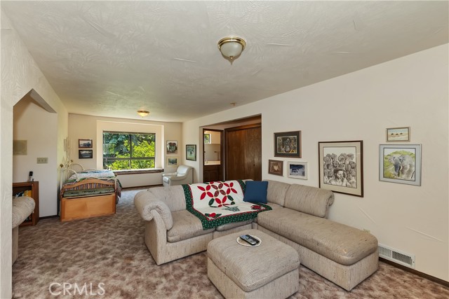 488 Lakeview Court, Big Bear Lake CA: https://media.crmls.org/medias/31297474-dec4-4198-ab57-5e12d5648087.jpg