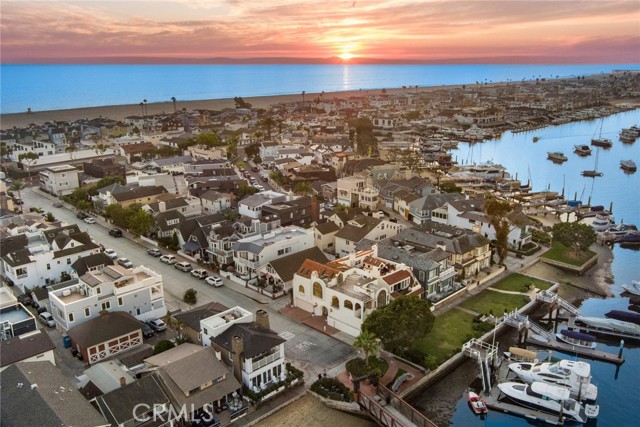 Detail Gallery Image 4 of 36 For 501 W Edgewater Ave, Newport Beach,  CA 92661 - 3 Beds | 3/1 Baths