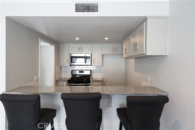 Detail Gallery Image 5 of 18 For 315 W Alameda Ave #6,  Burbank,  CA 91506 - 2 Beds | 1/1 Baths