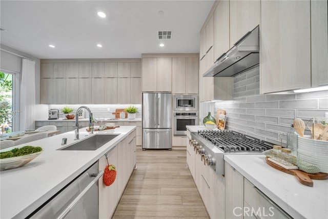 Detail Gallery Image 8 of 63 For 120 Parkland Alley, Lake Forest,  CA 92630 - 5 Beds | 4 Baths