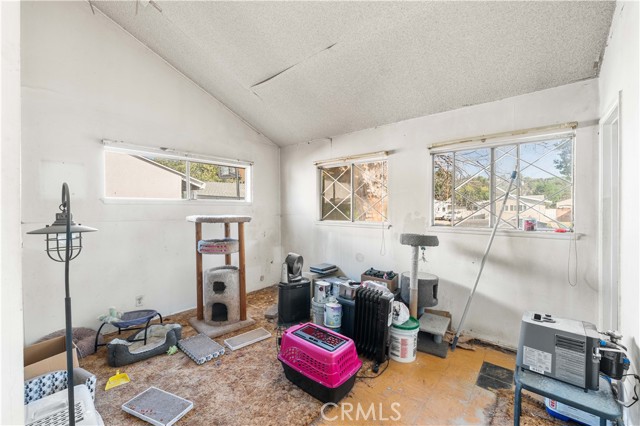22038 Alamogordo Road, Saugus CA: https://media.crmls.org/medias/31302595-794b-4b04-94b3-d7895ebb9731.jpg