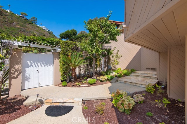 Detail Gallery Image 2 of 38 For 431 Nyes Pl, Laguna Beach,  CA 92651 - 4 Beds | 3/1 Baths