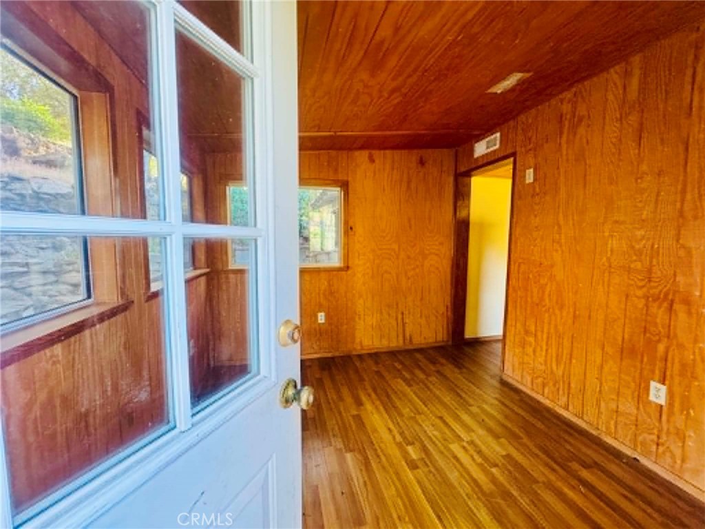https://media.crmls.org/medias/31326311-743c-44c8-8256-63007cbbd2ca.jpg?preset=X-Large