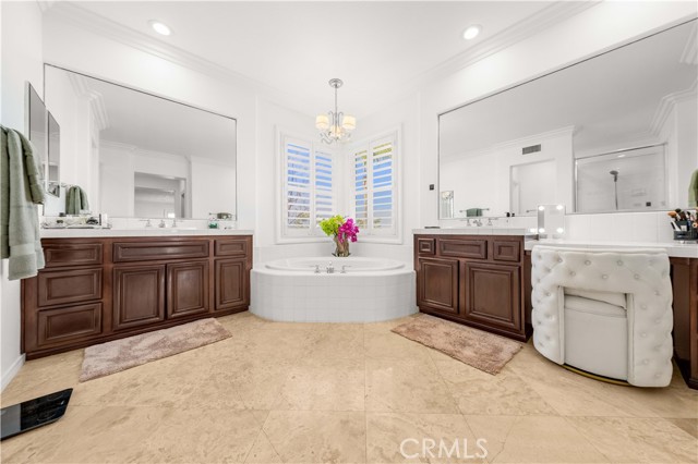 1040 S Summer Breeze Lane, Anaheim CA: https://media.crmls.org/medias/313319aa-bb6f-4b4d-8724-94e208519d09.jpg