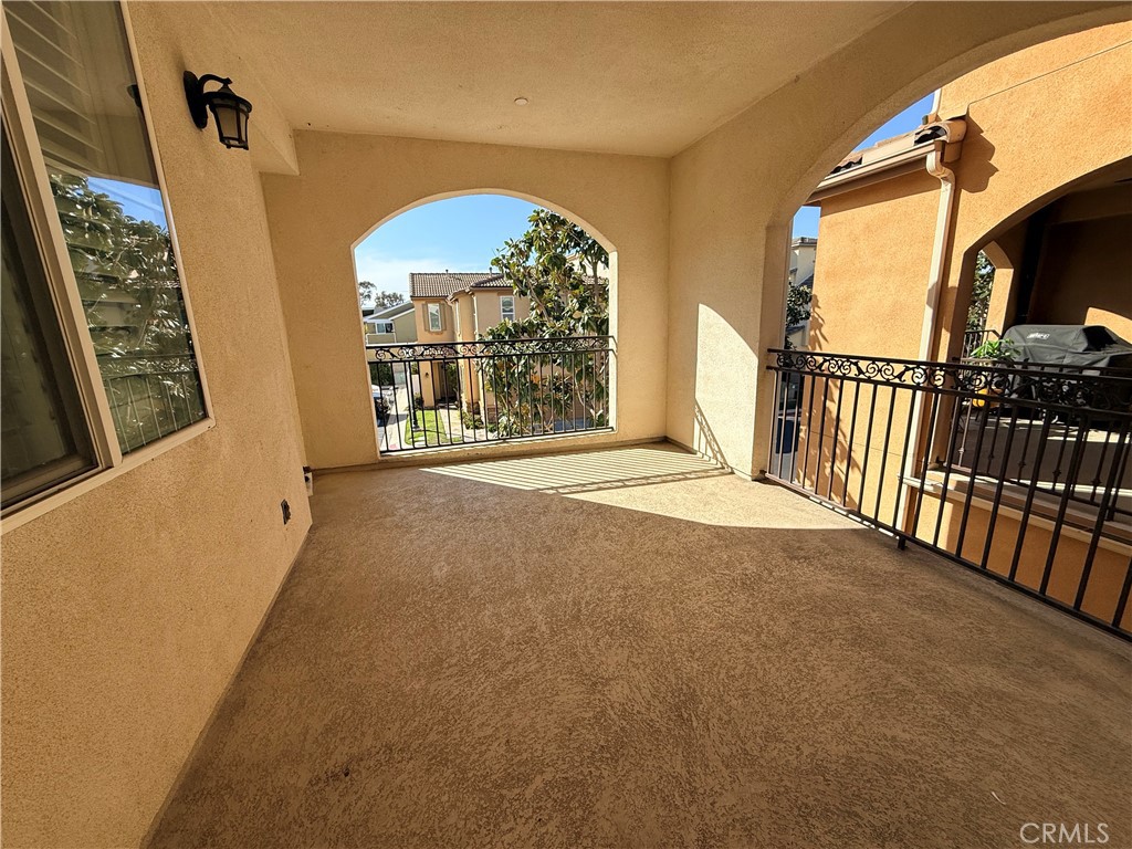 https://media.crmls.org/medias/3138fdaa-dc8c-4cae-b370-f5f61dbb82a6.jpg?preset=X-Large