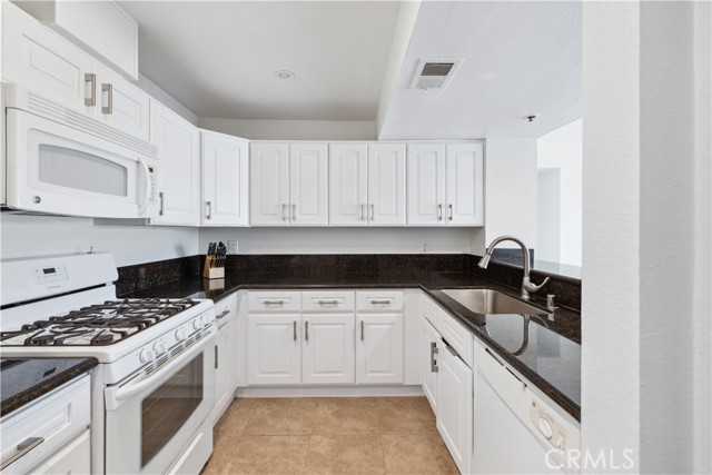 Detail Gallery Image 4 of 12 For 240 Nice Ln #213,  Newport Beach,  CA 92663 - 2 Beds | 1 Baths