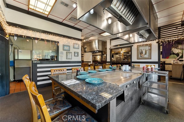 320 W Foothill Blvd, Upland CA: https://media.crmls.org/medias/31399d67-5880-4410-bc15-59fbd8c932b8.jpg