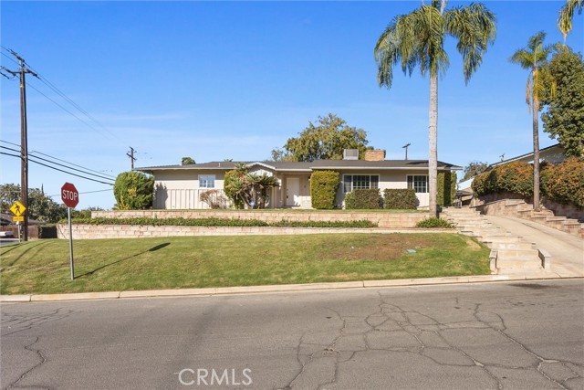 Detail Gallery Image 6 of 52 For 1800 Country Club Dr, Bakersfield,  CA 93306 - 5 Beds | 3 Baths