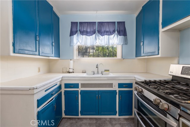 10314 S Wilton Place, Los Angeles CA: https://media.crmls.org/medias/313b4d13-2195-438f-9d7a-6bf5c4c58c51.jpg