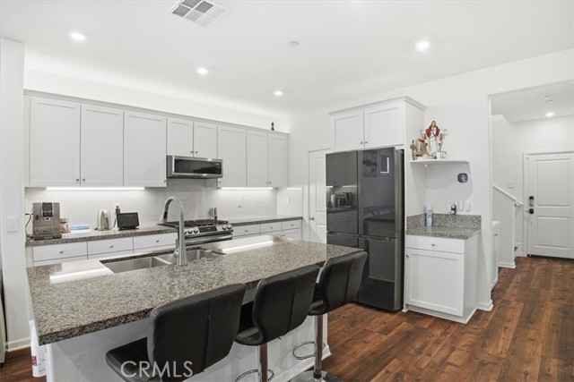 Detail Gallery Image 8 of 38 For 240 Tavern Creek, Palmdale,  CA 93551 - 3 Beds | 3 Baths