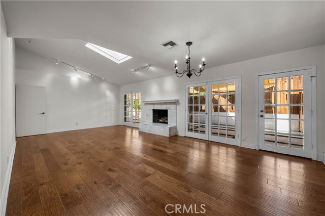 22232 Buena Ventura St, Woodland Hills CA: https://media.crmls.org/medias/31413a1e-0838-4a3c-b8f0-4d295b757d05.jpg
