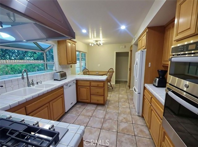 6233 Capistrano Avenue, Woodland Hills CA: https://media.crmls.org/medias/31432b61-3d6d-4876-bf0a-52fe29fbba49.jpg
