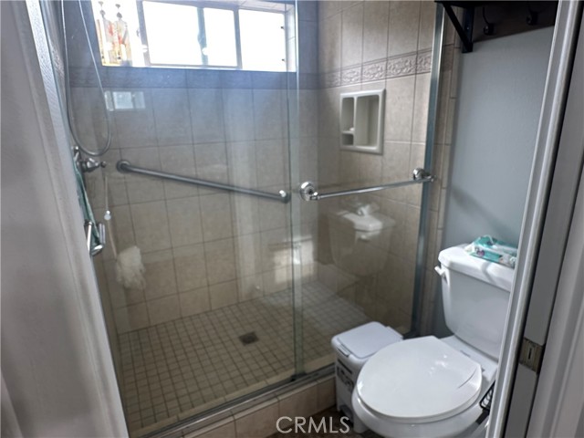 Detail Gallery Image 20 of 44 For 9943 Cedardale Dr, Santa Fe Springs,  CA 90670 - 6 Beds | 3 Baths