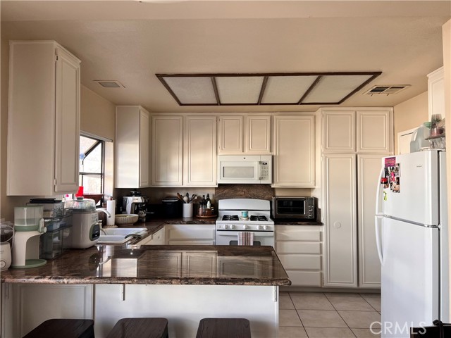 Detail Gallery Image 3 of 6 For 547 W Avenue Q10, Palmdale,  CA 93551 - 3 Beds | 2 Baths