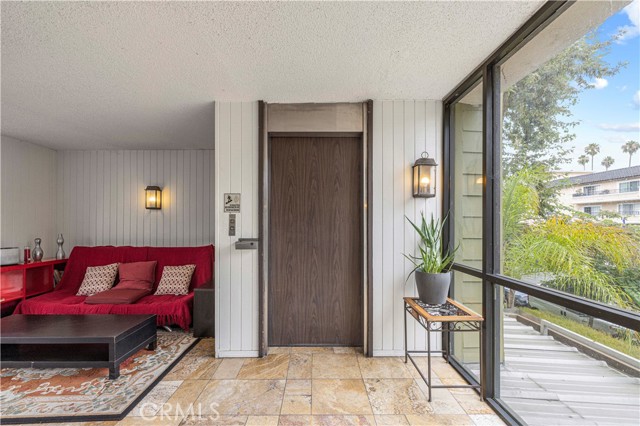 525 S Ardmore Ave, Los Angeles CA: https://media.crmls.org/medias/314e1d96-c12c-461a-9336-cd5a66bed8b1.jpg
