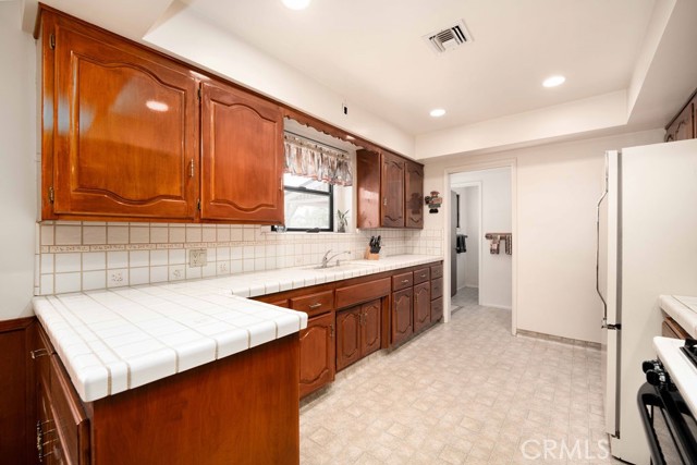 750 E Mountain View Avenue, Glendora CA: https://media.crmls.org/medias/31504b16-0b6f-4c5f-a7c1-e6acb4e0000c.jpg